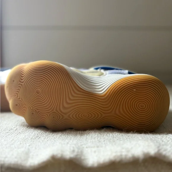 Nike Women’s White and Blue React HyperSet volleyball shoes - Picture 2 of 4